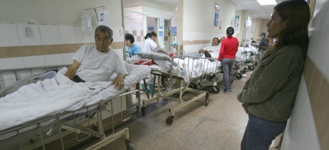 Pacientes son atendidos en los pasadizos. Foto: Perú21